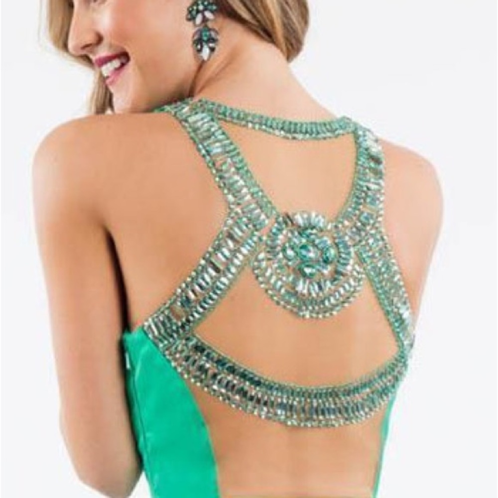 Elegant Green Evening Gown - Picture 2 of 5